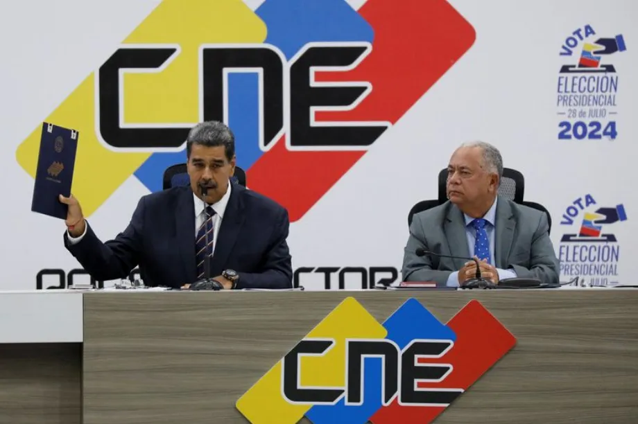 Nicolás Maduro parle aux côtés d'Elvis Amoroso, recteur du Conseil National Électoral (REUTERS/Leonardo Fernández Viloria)