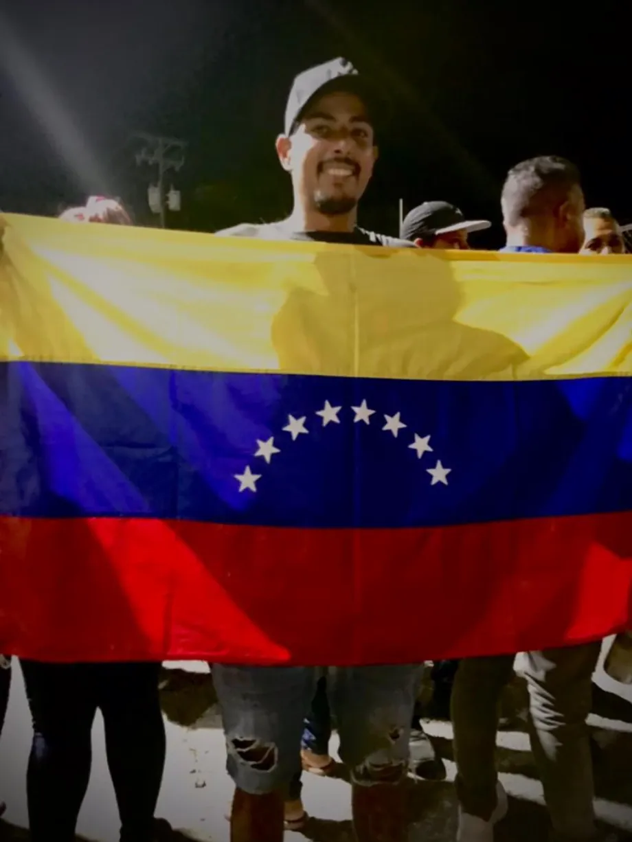Jhonnathan Rodríguez avec un drapeau de son pays, le Venezuela