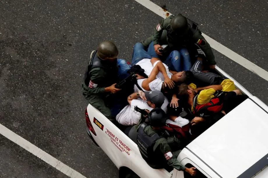 La coordinatrice juridique de l'ONG Foro Penal, Stefania Migliorini, a déclaré que certains capturés étaient présentés “devant des tribunaux de terrorisme” (REUTERS/Leonardo Fernández Viloria)
