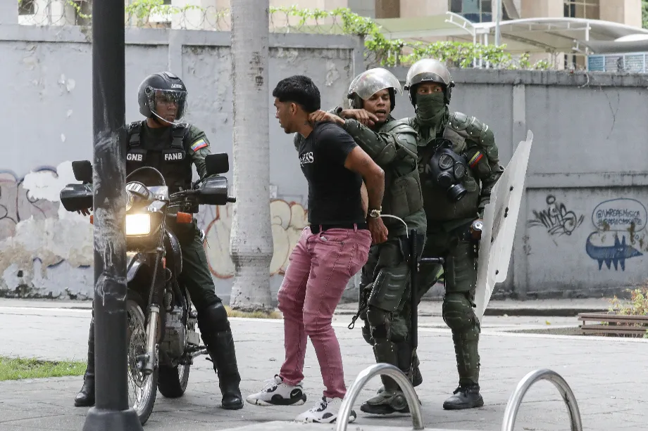 Maduro a informé que plus de 1.200 personnes ont été arrêtées, un chiffre qui dépasse les informations précédentes fournies par le parquet, qui a fixé les détentions à 1.062 (EFE/ Ronald Peña)