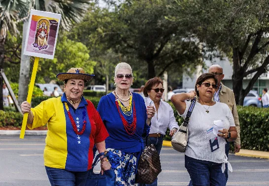 La communauté des Vénézuéliens à Miami se joint à la marche en opposition à la fraude électoral.