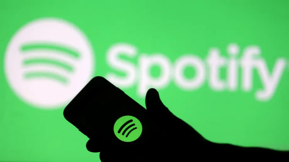 Spotify dispose déjà de fonctionnalités avec IA comme le DJ capable de créer des playlists. REUTERS/Dado Ruvic/Illustration/Fichier Photo