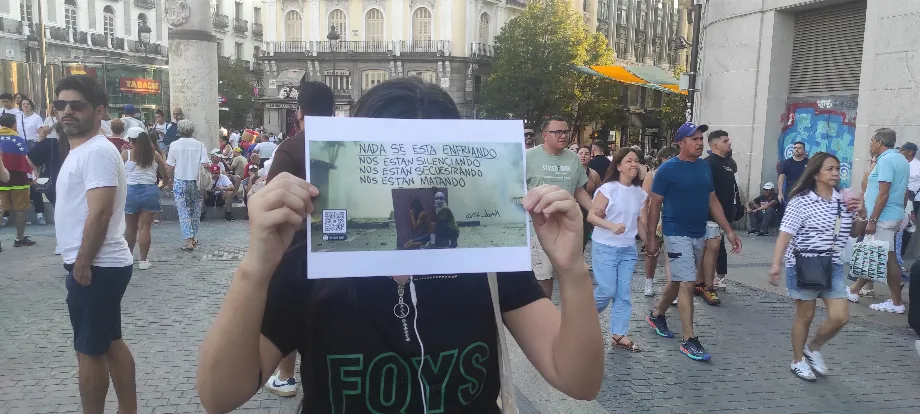 Vénézuélienne anonyme (+6) avec son panneau. (Pablo Mateos)