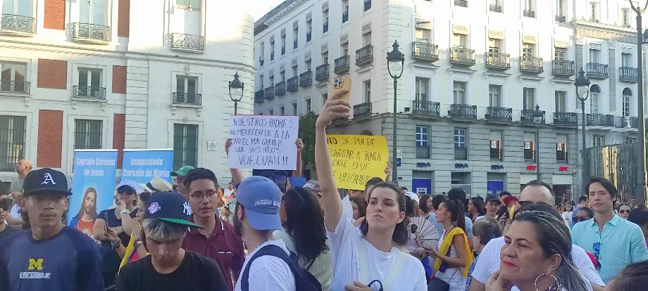 Panneaux contre Maduro à la Puerta del Sol. (Pablo Mateos)