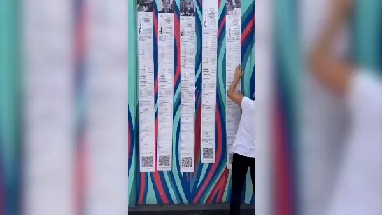 Des manifestants vénézuéliens ont recouvert les rues de Caracas avec des copies des procès-verbaux électoraux pour démontrer la victoire d'Edmundo González.
