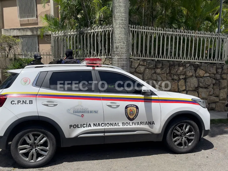 Una camioneta de la policía de régimen en los alrededores de la casa de María Corina Machado