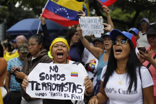 Masse marche au Venezuela contre la fraude électoral : des milliers de personnes ont accompagné María Corina Machado au milieu des menaces chavistes.