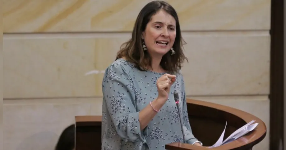 La sénatrice Valencia a rappelé lorsque Gustavo Petro a assuré qu'il s'attaquerait aux économies des retraites - crédit Sofía Toscano/Colprensa