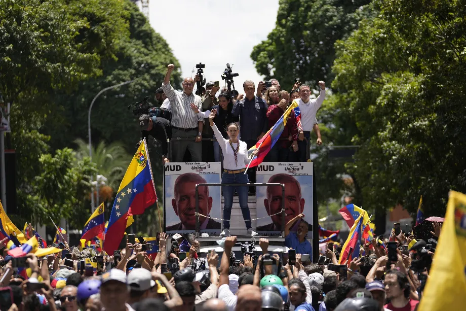 La dirigeante de l'opposition María Corina Machado a dirigé une manifestation contre la fraude durant le week-end (AP/Matías Delacroix)