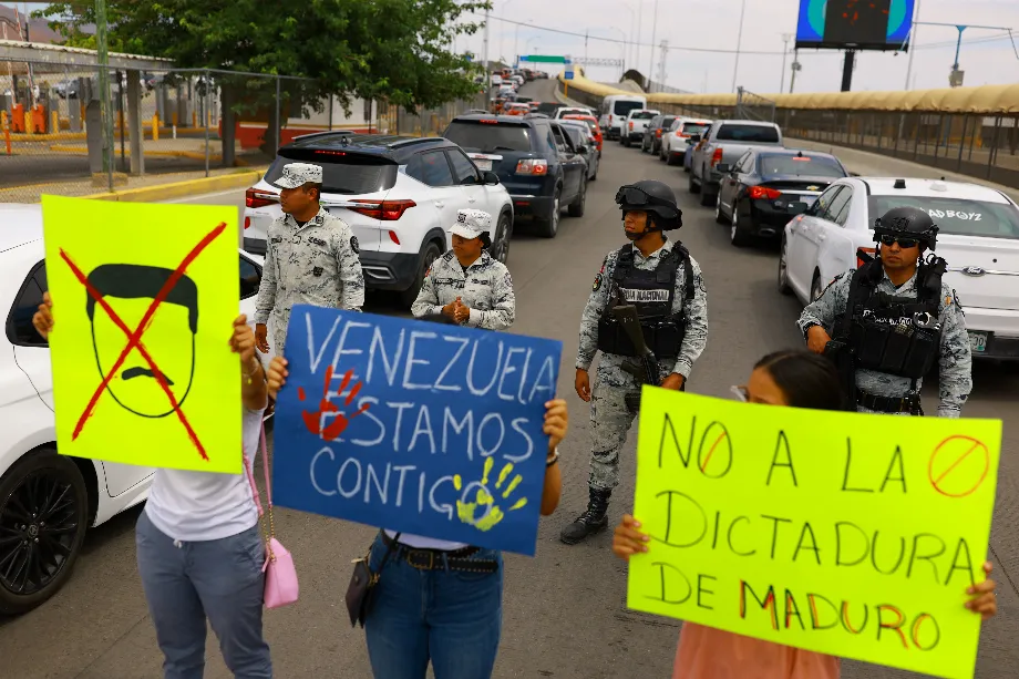 Les gens participent à une manifestation contre les résultats électoraux qui ont accordé au président vénézuélien, Nicolás Maduro, un troisième mandat, tandis que la Garde nationale mexicaine fait la veille, au pont Córdova des Amériques, un pont frontière avec les États-Unis, à Ciudad Juárez, Mexique, le 4 août 2024. REUTERS/José Luis González