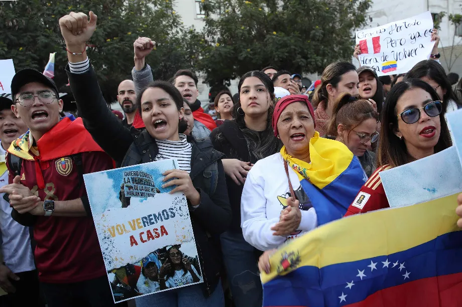 Venezuelans participate in a demonstration rejecting the results of the National Electoral Council (CNE), in the presidential elections on Sunday that declared Venezuelan President Nicolás Maduro the winner, this Saturday in Lima (Peru). EFE/ Paolo Aguilar 
