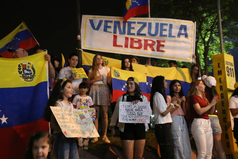 Des Vénézuéliens participent à une manifestation en rejet des résultats du Conseil National Électoral (CNE), lors des élections présidentielles de dimanche qui ont déclaré vainqueur le président du Venezuela, Nicolás Maduro, ce samedi à Asunción (Paraguay). EFE/ Nina Osorio