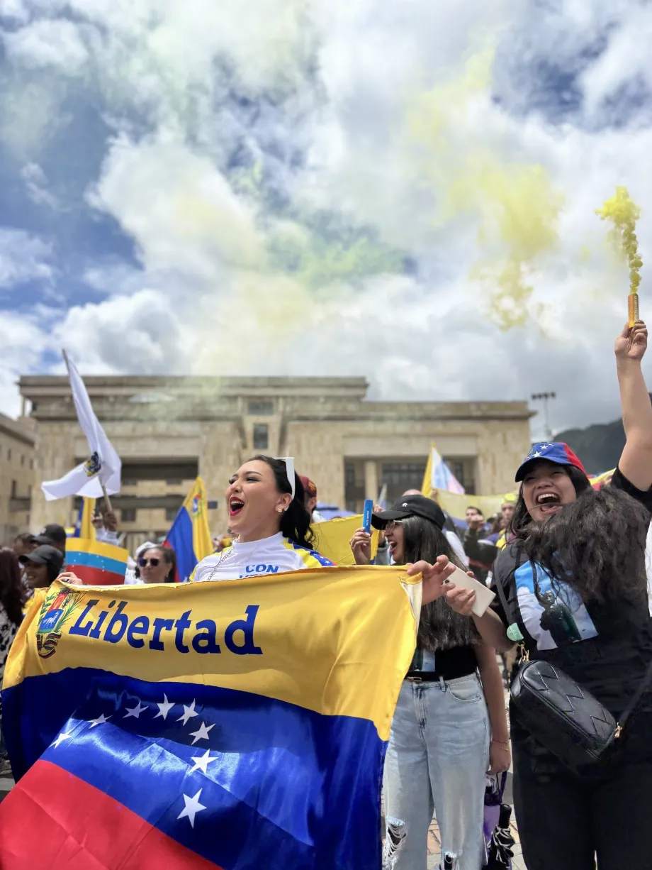 Manifestations de Vénézuéliens à Bogotá, sur la place de Bolívar - crédit @estefaniameira/X