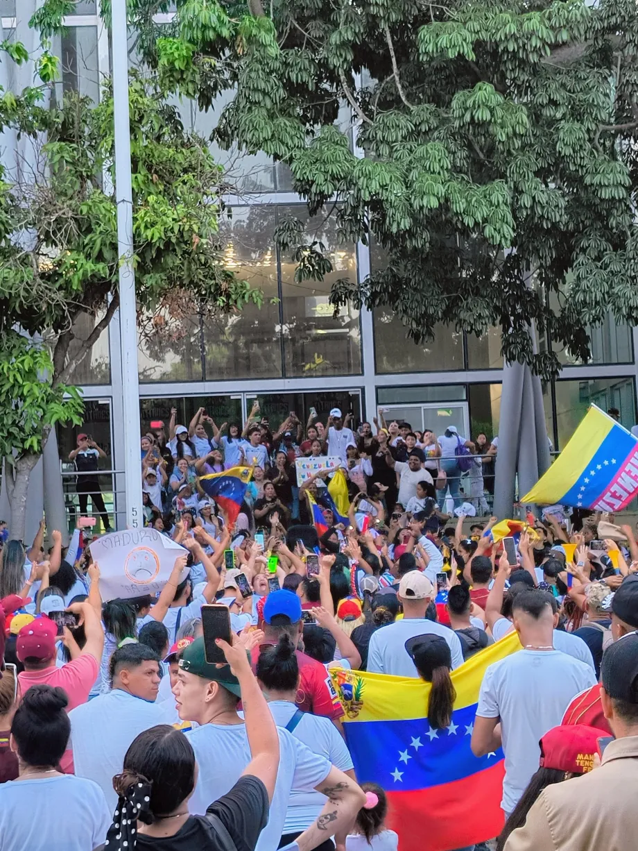 À Barranquilla (Atlántico), les citoyens vénézuéliens se sont rassemblés dans le parc Suri Salcedo - crédit @JUANLOPEZQF
