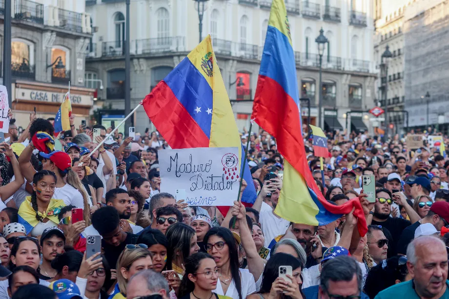 Diverses personnes lors d'une concentration contre Nicolás Maduro, à la Puerta del Sol, le 3 août 2024, à Madrid. (Ricardo Rubio / Europa Press)