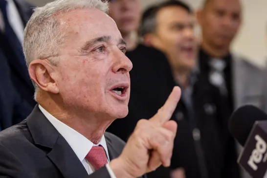 Le Centro Democrático a ressorti des déclarations de l'ancien président Álvaro Uribe sur le Venezuela : "Pendant plus de dix ans, il a dû combattre seul la dictature".