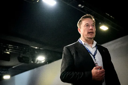 Elon Musk renouvelle la guerre juridique contre OpenAI deux mois après avoir retiré la plainte.