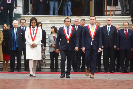 Des congressistes du Pérou présentent une motion pour condamner la répression au Venezuela et rejeter la fraude de Nicolás Maduro.