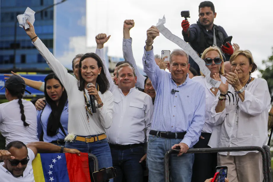 La leader de l'opposition María Corina Machado, à gauche, et le candidat de l'opposition Edmundo González tiennent des procès-verbaux de recompte de votes (AP/ARCHIVO)