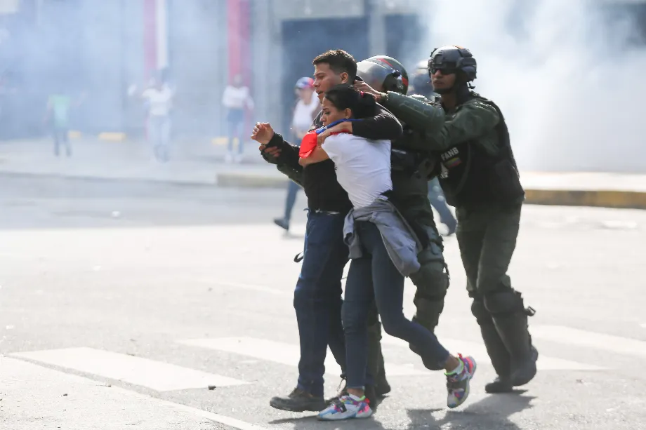 Membres de la Garde nationale bolivarienne (GNB) qui arrêtent des personnes lors d'une manifestation contre les résultats publiés par le Conseil national électoral (CNE) des élections présidentielles, le 29 juillet 2024, à Caracas (Venezuela). EFE/Manuel Díaz 