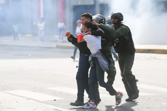 Menaces, arrestations arbitraires et peur : la stratégie répressive de Nicolás Maduro pour imposer son triomphe frauduleux.