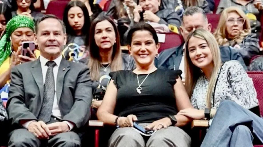 Vielma-Mora-junto-a-la-esposa-e-hija-de-Cabello-en-el-evento-de-la-Academia-GNB
