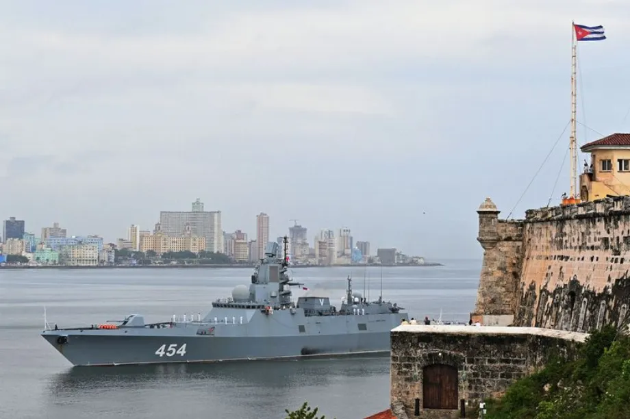 La frégate russe Almirante Gorshkov entre dans la baie de La Havane, Cuba. 12 juin 2024 (REUTERS/Stringer)