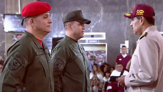 Nicolás Maduro a promu des 17 autres militaires tout en décorant la Garde nationale, le composant qui exécute la répression.