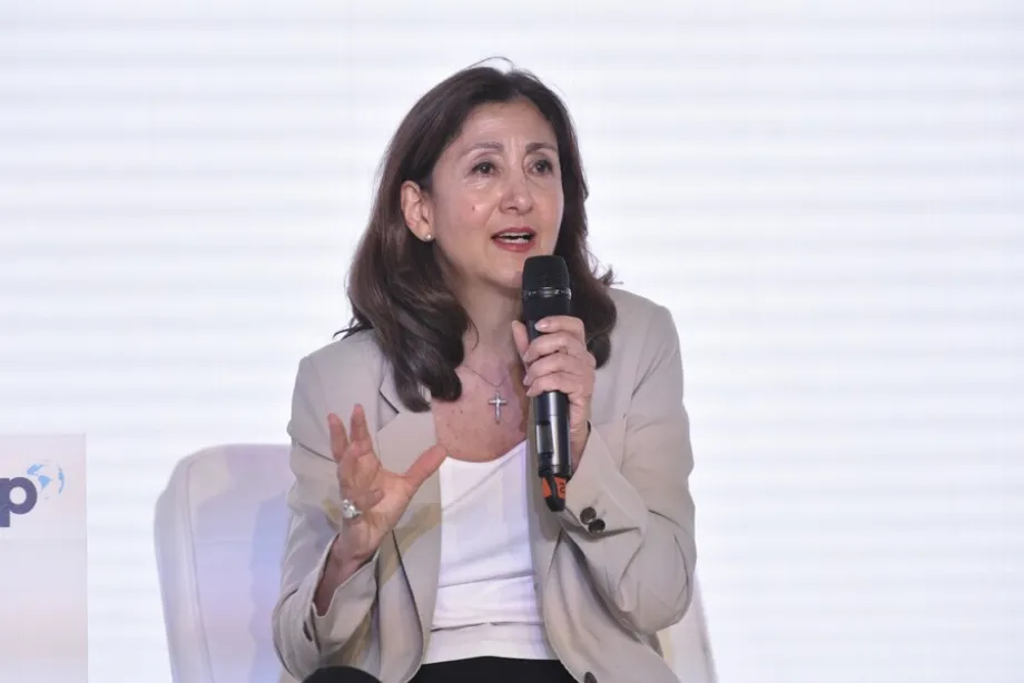 Ingrid Betancourt a profité de l'interview d'Isabel Allende parlant des élections au Venezuela pour s'en prendre à Gustavo Petro - crédit Asofondos