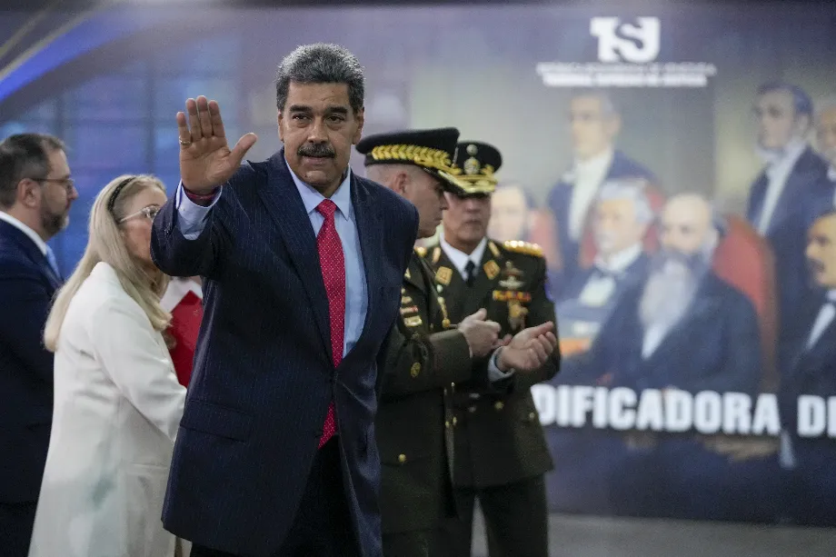 Le président vénézuélien Nicolás Maduro salue après avoir terminé une conférence de presse à la Cour suprême à Caracas, Venezuela, le mercredi 31 juillet 2024, trois jours après une réélection controversée. (AP Photo/Fernando Vergara)