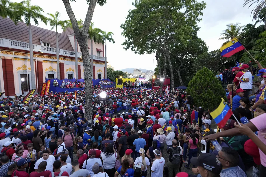 Des partisans de Nicolás Maduro se réunissent pour une manifestation gouvernementale à Caracas. (AP Photo/Matías Delacroix)