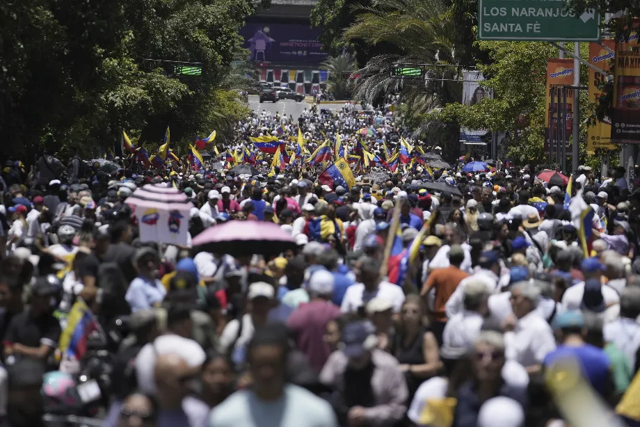 Des partisans se réunissent pour manifester avec la dirigeante de l'opposition María Corina Machado, à Caracas (AP Photo/Matías Delacroix)