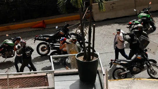 Des membres de la famille d'un Mexicain au Venezuela dénoncent son arrestation lors d'une manifestation contre Nicolás Maduro : “30 policiers les ont emmenés”.