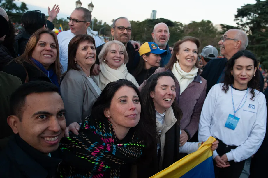 Diana Mondino et Patricia Bullrich avec un groupe de dirigeants du PRO lors d'une marche en faveur de l'opposition vénézuélienne