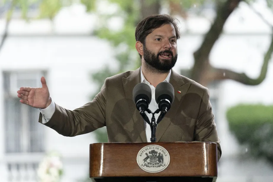 ARCHIVE - Le président du Chili, Gabriel Boric, lors d'un discours à Washington, États-Unis, le 23 septembre 2023. (AP Photo/José Luis Magaña, Archive)