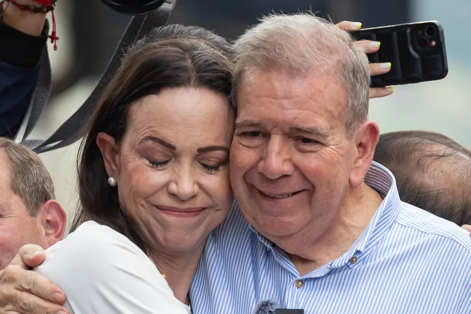 La leader de l'opposition vénézuélienne María Corina Machado embrassant Edmundo González Urrutia lors d'une manifestation (EFE/ Ronald Peña R.)