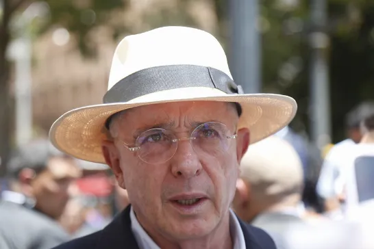 Álvaro Uribe a lancé de vifs reproches à l'armée du Venezuela : "Il ne peut pas soutenir la tyrannie et ne pas reconnaître la liberté."