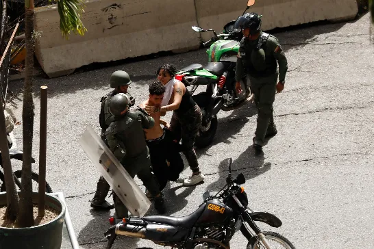 Amnistie Internationale a dénoncé que le régime de Maduro promeut l'utilisation d'une application pour dénoncer des opposants.