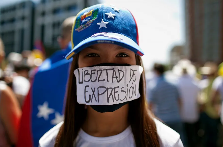 Les inculpés sont les reporters graphiques Yousner Alvarado et Deisy Peña, le cameraman Paúl León, et le communicant social José Gregorio Carnero, à qui on a “empêché la juramentation d'une défense privée”