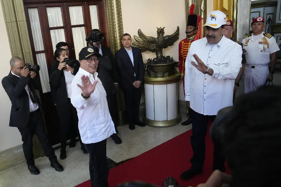 Le président de la Colombie, Gustavo Petro, et le président vénézuélien, Nicolás Maduro, à Caracas, Venezuela, (AP Photo/Ariana Cubillos)