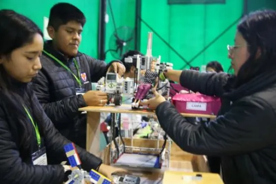 Tacna : Des étudiants de secondaire créent une chaise avec intelligence artificielle pour aider les personnes en situation de handicap.