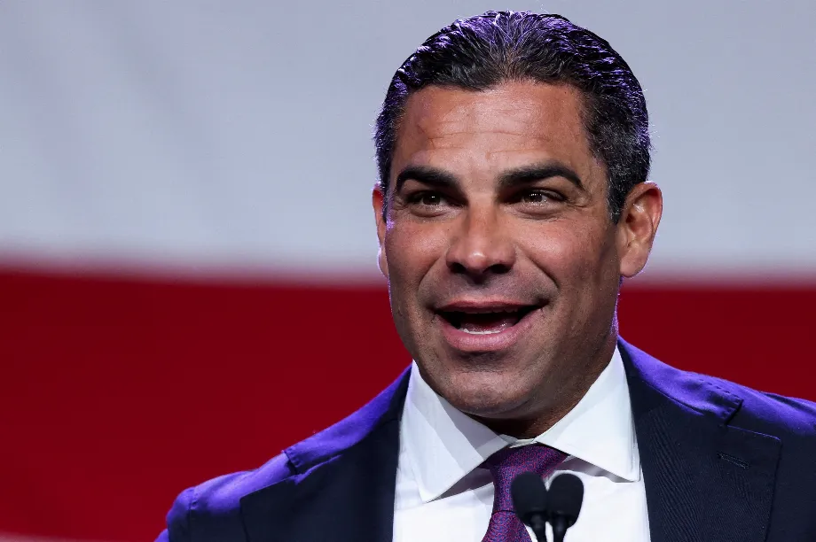 Le maire de Miami, Francis Suárez, a demandé de ne pas laisser Maduro “effectuer ce fraude” électoral, et a plaidé pour une réponse coordonnée au niveau international en faveur de “la vérité” des résultats (REUTERS/Scott Morgan)