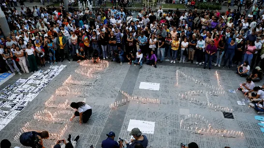 Des centaines de Vénézuéliens ont exigé la libération des prisonniers politiques et la fin de la répression du régime de Maduro.