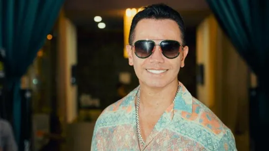 Jhonny Rivera et sa rencontre émotive avec son 'jeune' lui à travers l'intelligence artificielle qui a ému ses fans.