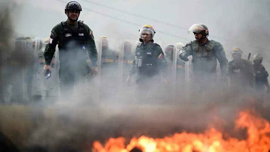 La police anti-émeute monte la garde à côté d'une barricade après les affrontements avec des manifestants suite aux élections (REUTERS/Maxwell Briceno)