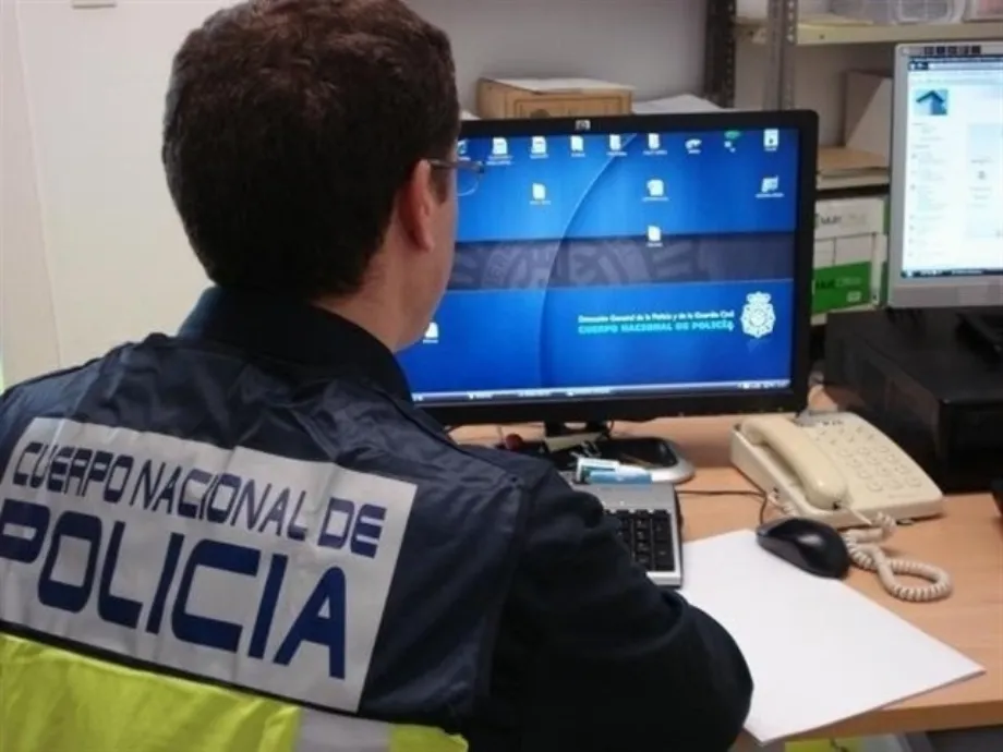 Image d'archive d'un agent de police devant un ordinateur. (Europa Press)