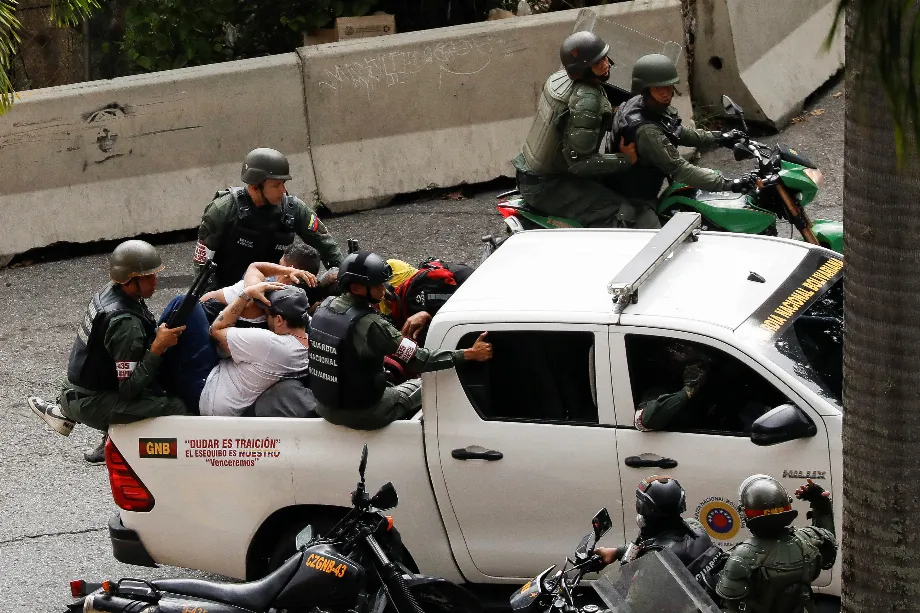 La Garde nationale bolivarienne arrêtant plusieurs manifestants (REUTERS/Leonardo Fernandez Viloria)