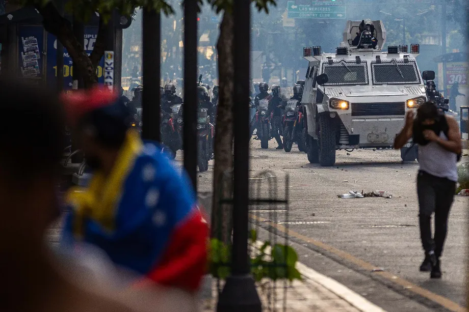 Photographie de manifestants lors d'affrontements entre opposants et membres de la Garde nationale bolivarienne (GNB), suite aux résultats des élections présidentielles, à Caracas - crédit Henry Chirinos/EFE