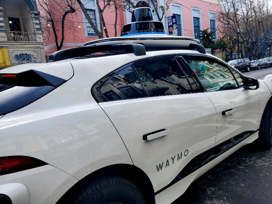 Waymo attribue les klaxons à une fonction de sécurité pour éviter les collisions à faible vitesse. (REUTERS/Paresh Dave)