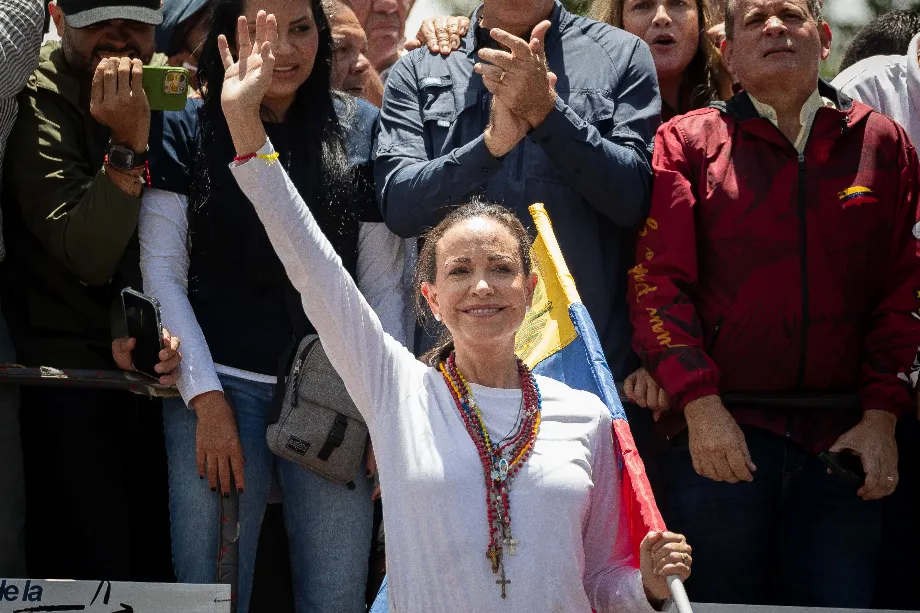 La leader de l'opposition vénézuélienne María Corina Machado saluant lors d'une manifestation de soutien au candidat présidentiel Edmundo González Urrutia à Caracas (EFE/ Ronald Peña R.)